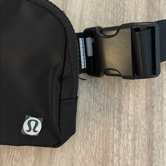New Lululemon Logo Everywhere Belt Bag 1L Black - Picture 4 of 7
